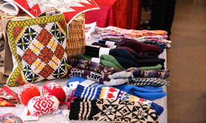 Bord med strikkede votter og sokker i forskjellige farger og mønster