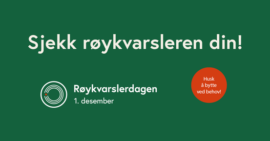 Grønn plakat med teksten Sjekk røykvarsleren din og røyvarslerdagen 1. desember. Rød sirkel med teksten Husk å bytte ved behov!
