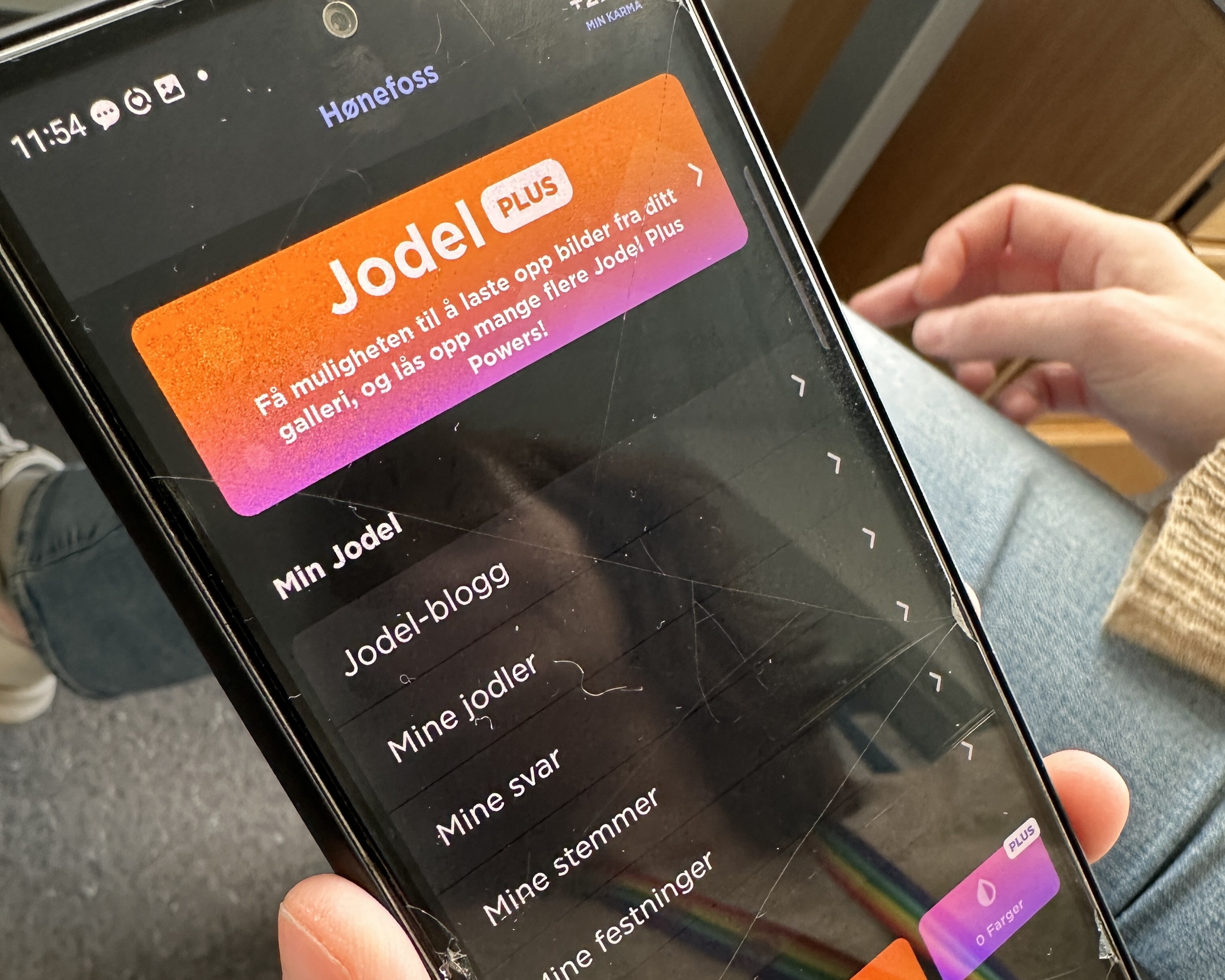 Bildet viser en telefon med chatte-appen Jodel på.