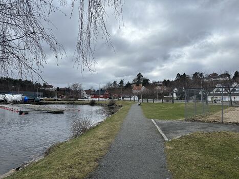 Plen og grus langs vann krs