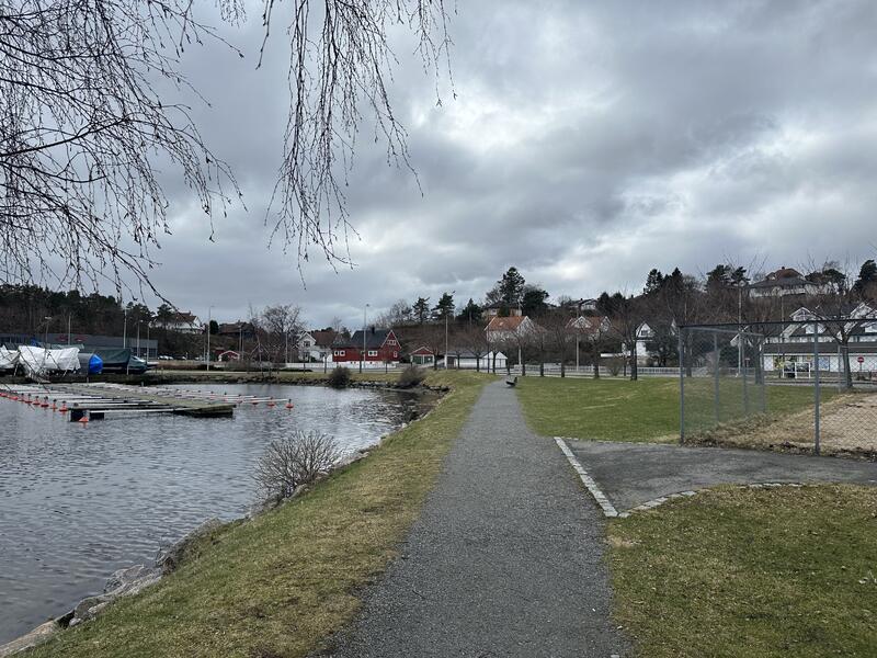 Plen og grus langs vann krs