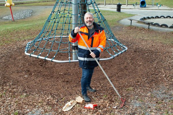 Hans Ole raker løv