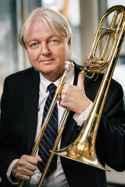 Smilande mann med trombone
