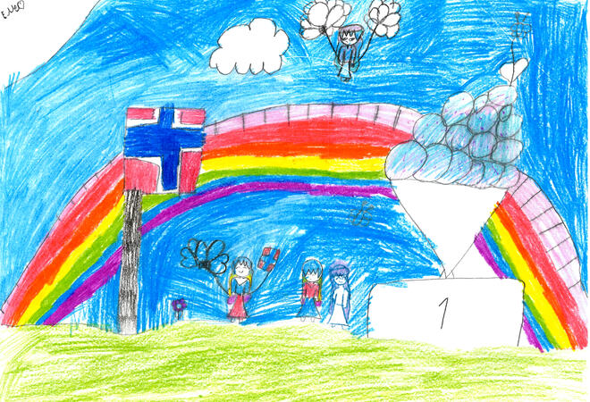 Bildet er en barnetegning med sterke farger. Den viser en regnbue, det norske flagg, en is og tre glade mennesker på bakken. Over regnbuen flyr et menneske med ballonger. Himmelen er skikkelig blå og gresset grønt.