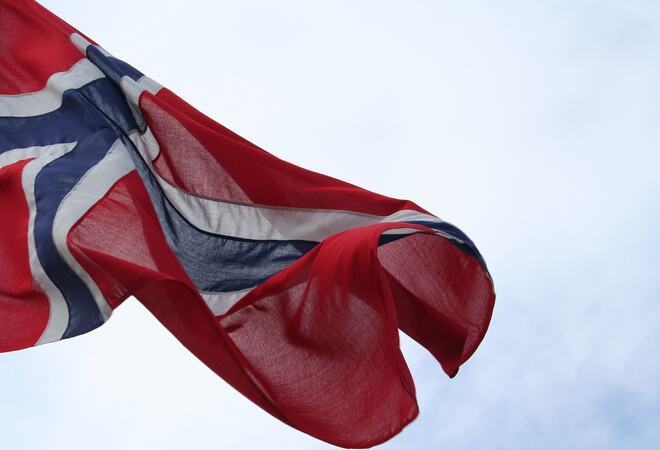 Nasjonalflagget som flagrer i vinden
