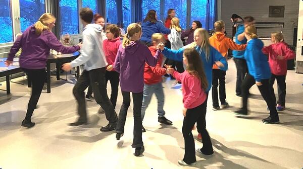 Bildet viser barn som danser. Bar fra Jevnaker leikarring