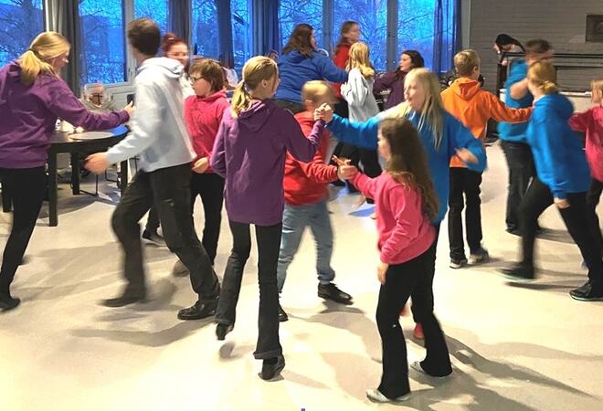 Bildet viser barn som danser. Bar fra Jevnaker leikarring