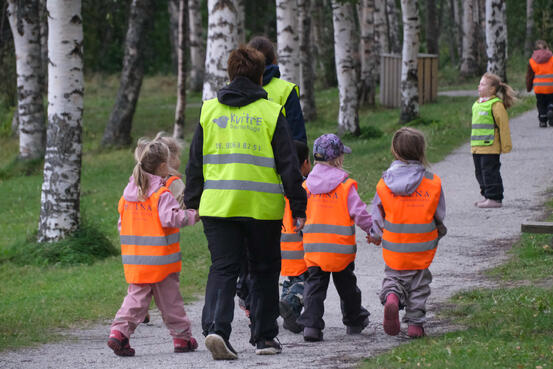 Alle barnehagene i Fauske sentrum var samlet på bygdetunet for aktivitetsdag. Alle foto: Ida Bjørkquist/Fauske kommune Barn går på en sti på bygdetunet sammen med voksen