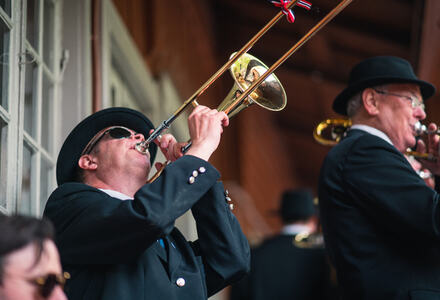 Musikanter som spiller trombone. Foto. 