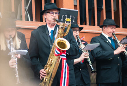 Musikanter som spiller saxofon. Foto. 