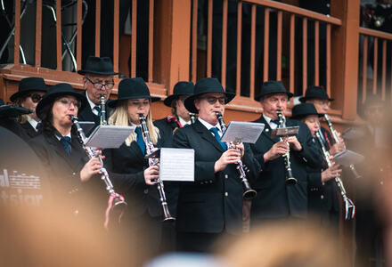 Musikanter som spiller klarinett. Foto. 