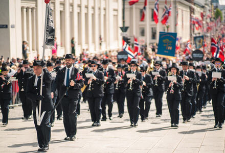 Oppsal Janitsjar marsjerer på Karl Johan. Foto.