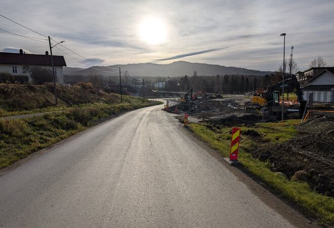 Bildet viser en vei. På høyre side ser man at det foregår anleggsarbeid.