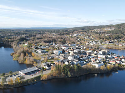 Bildet er et dronefoto over Jevnaker sentrum i retning Hønefoss.