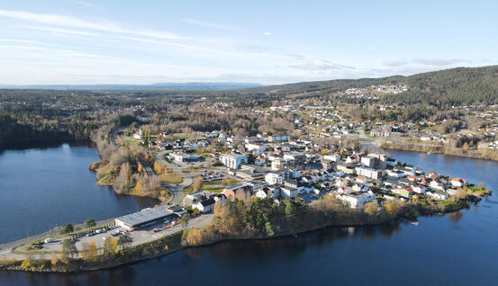 Bildet er et dronefoto over Jevnaker sentrum i retning Hønefoss.