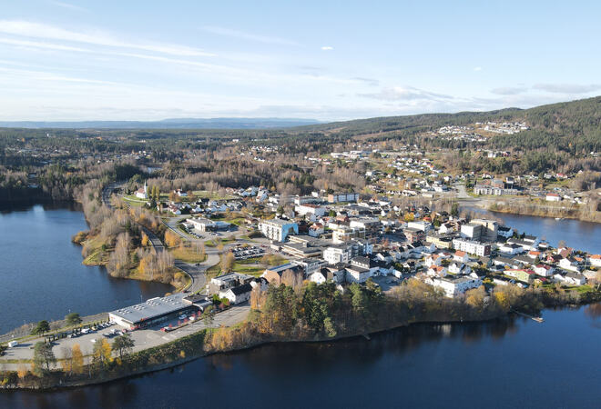 Bildet er et dronefoto over Jevnaker sentrum i retning Hønefoss.