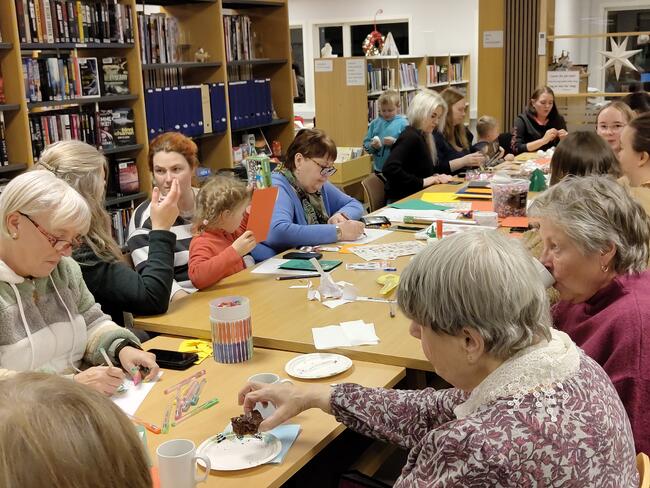 Bibliotekgjester rundt bordet