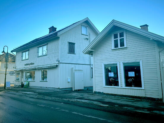 Bildet viser to hvite bygninger.