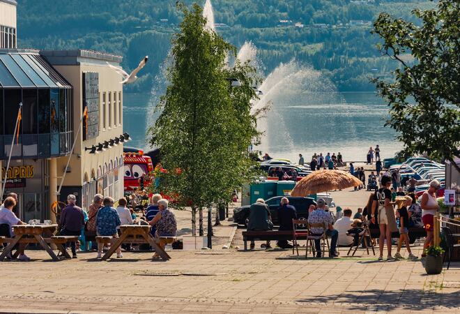 Bilde av et torg ute.