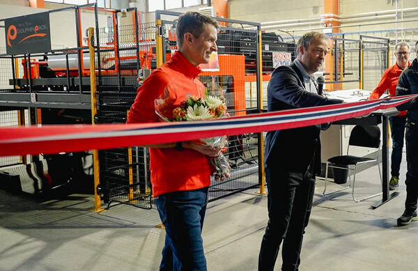 Bildet viser en person som klipper en snor.