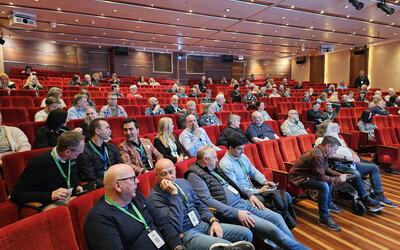 Et lydhørt publikum fikk god faglig input under årets Campingkonferanse.