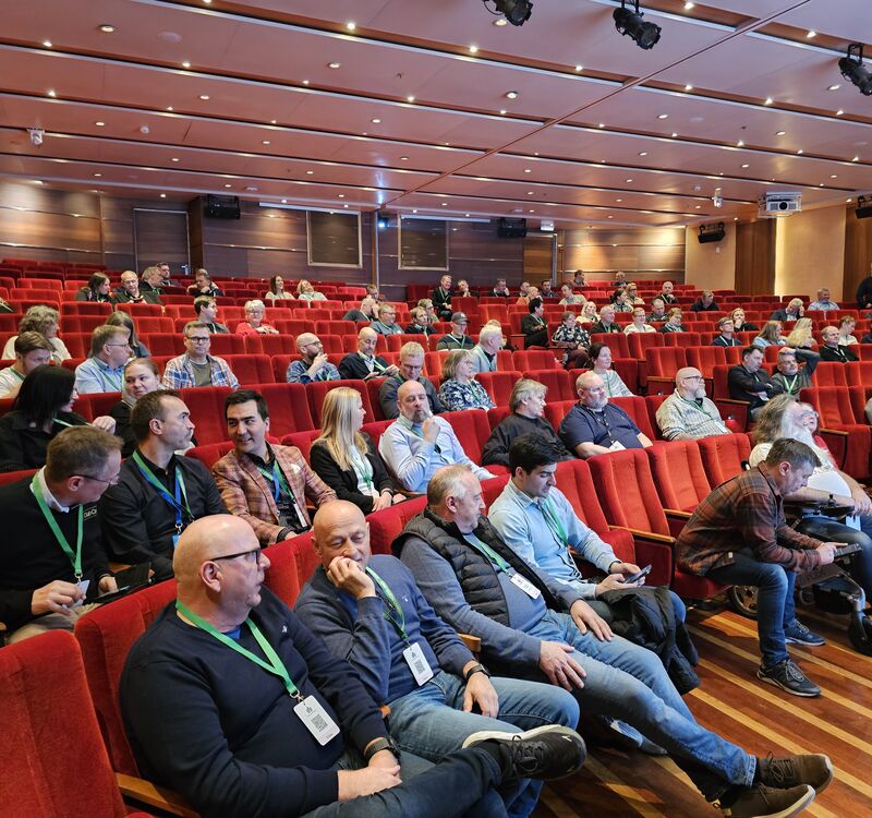 Et lydhørt publikum fikk god faglig input under årets Campingkonferanse.