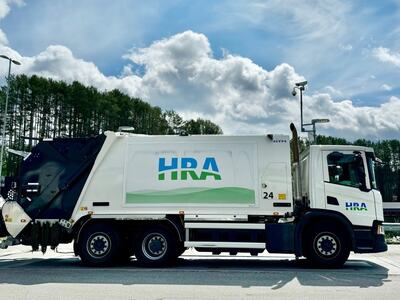 Bildet viser en renovasjonsbil fra HRA.