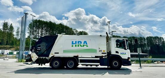 Bildet viser en renovasjonsbil fra HRA.