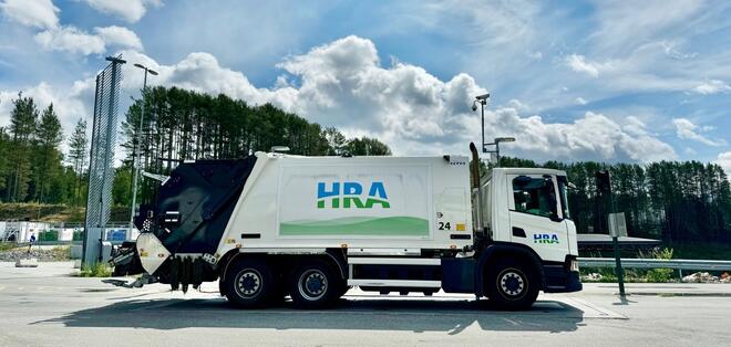 Bildet viser en renovasjonsbil fra HRA.