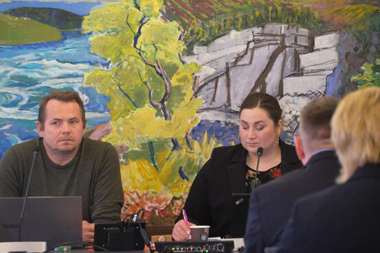 Mann og kvinne sitter foran en forsamling