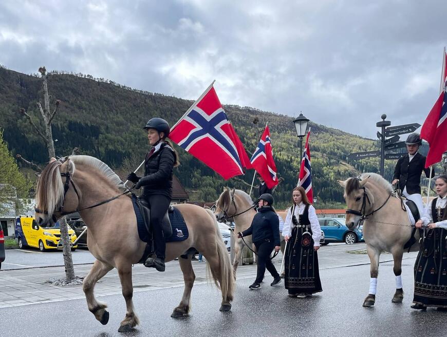 Tradisjon tro var det høytidelig opptog med hingstene gjennom Nordfjordeid sentrum.