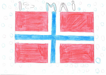 Bildet er en barnetegning av det norske flagg med teksten «17. mai» over.