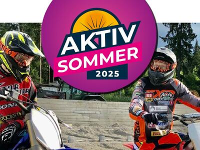 Bildet viser tre unge personer i motocross-utstyr. I midten er fargesterk logo med teksten «Aktiv sommer 2025».