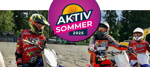 Bildet viser tre unge personer i motocross-utstyr. I midten er fargesterk logo med teksten «Aktiv sommer 2025».