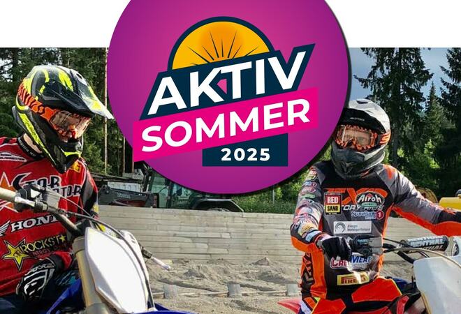 Bildet viser tre unge personer i motocross-utstyr. I midten er fargesterk logo med teksten «Aktiv sommer 2025».