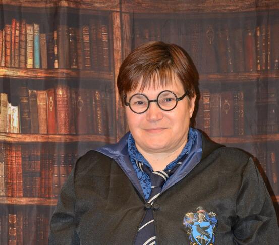 Bilde av biblioteksjefen i Harry Potter kostyme