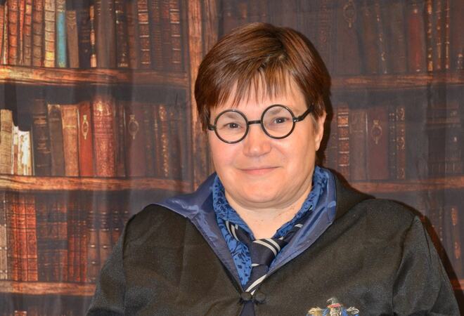 Bilde av biblioteksjefen i Harry Potter kostyme