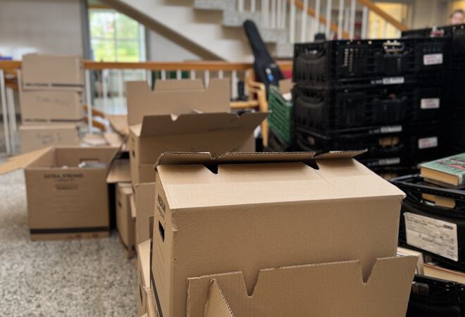 Mange flyttekasser står på gulvet