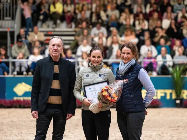Odd Vangen og Hanne Karine Dahl Lien delte ut prisen. Foto: Hele Gjerde Aamdal.