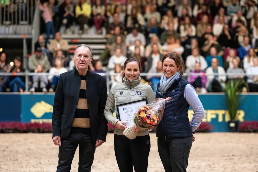 Odd Vangen og Hanne Karine Dahl Lien delte ut prisen. Foto: Helene Gjerde Aamdal.