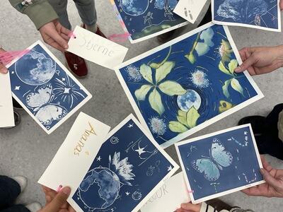 Ferdige bilder Foto av hender som holder bilder.