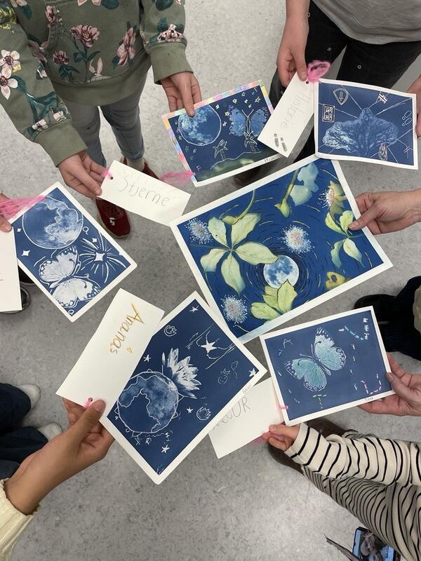 Ferdige bilder Foto av hender som holder bilder.