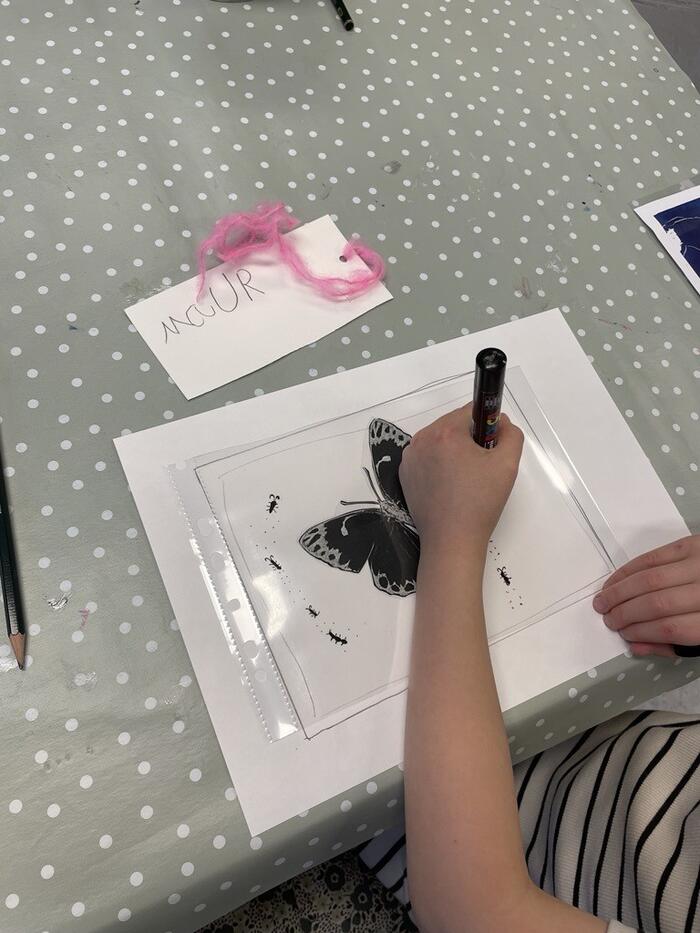 Maur var inspirasjon for dette bildet Foto av hender som tegner et bilde