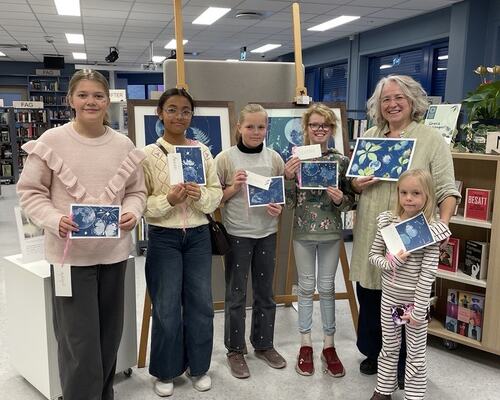 Deltakere på workshop 2 Foto av 6 personer som holder bilder de har laget