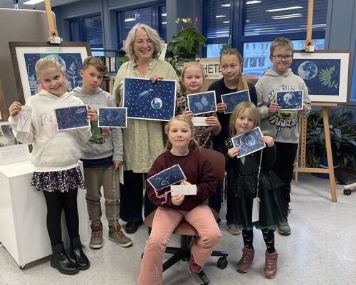 Deltakere på workshop 1 Foto av 8 personer som holder bilder de har laget