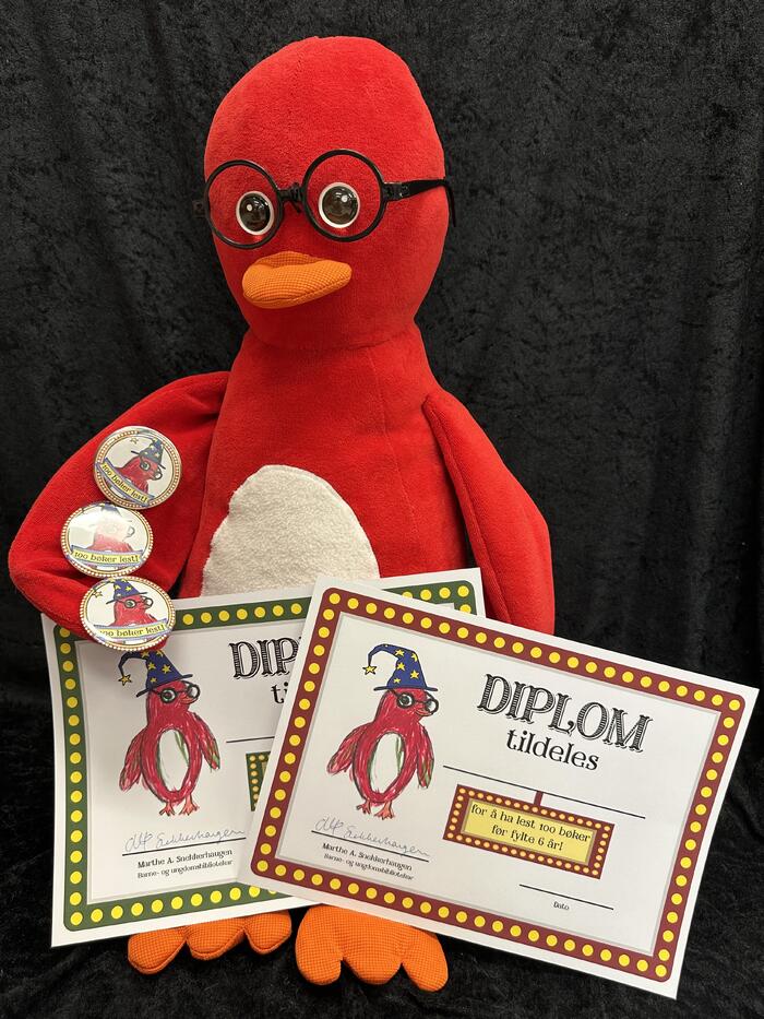 Ved å lese 50 eller 100 bøker og krysse av i heftet kan barna hente diplom og button på biblioteket. Libri med diplom og buttons