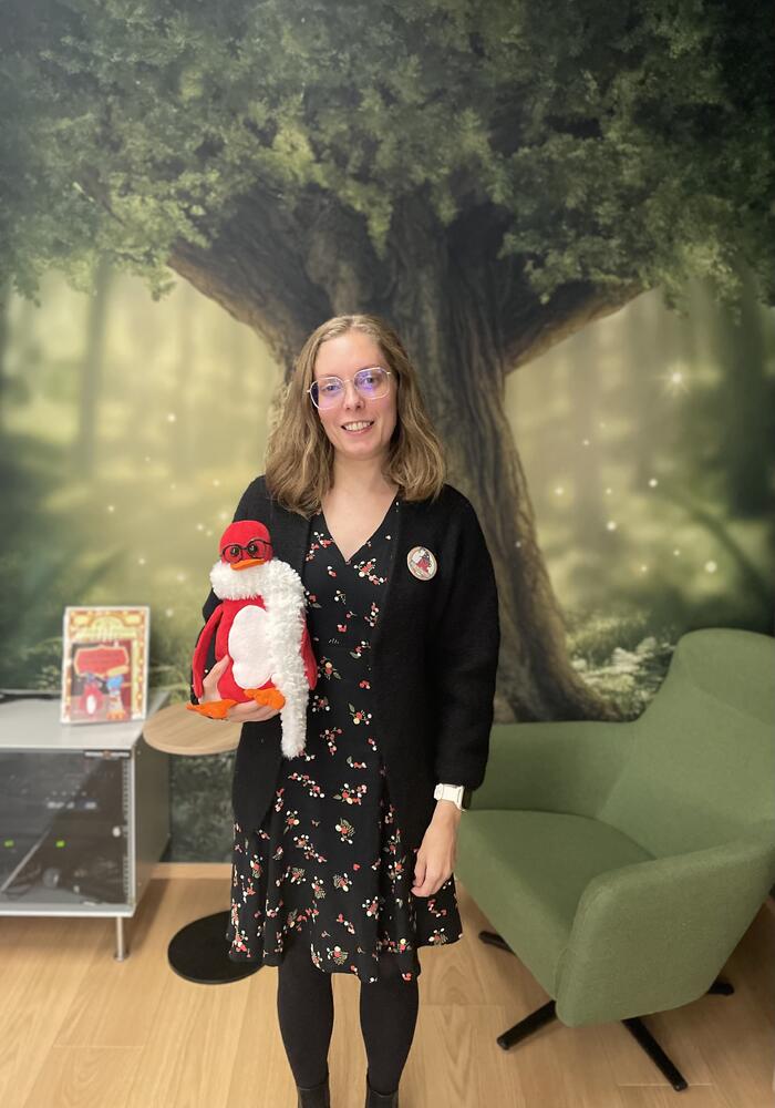 Marthe og Libri holder eventyrstunder for barn både på biblioteket, i barnehagene og ute i naturen. Marthe og Libri i barneavdelinga.