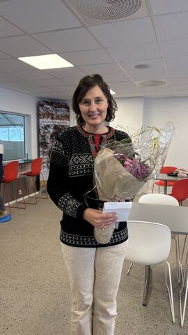 Cecilie ble takket av med blomster og gavekort.