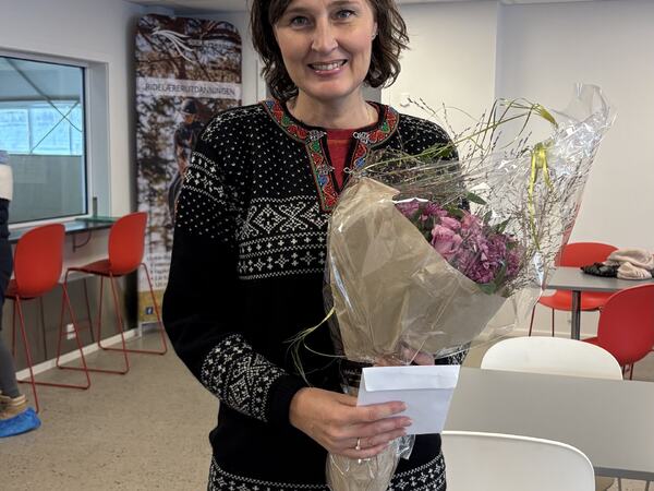 Cecilie ble takket av med blomster og gavekort.