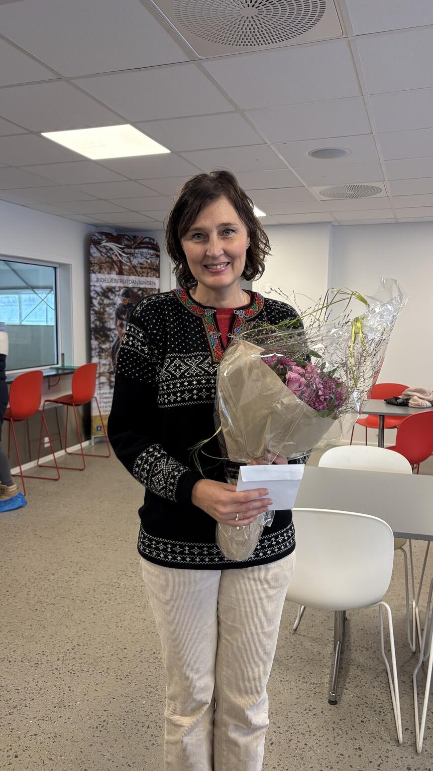 Cecilie ble takket av med blomster og gavekort.